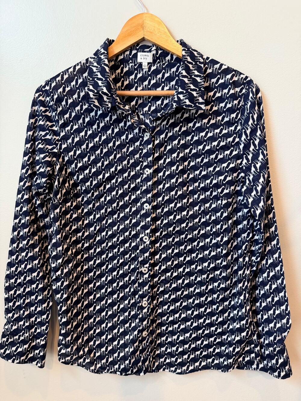 Crown & Ivy Navy Blue White Giraffe Print Button Down Shirt 100% Cotton Sz L